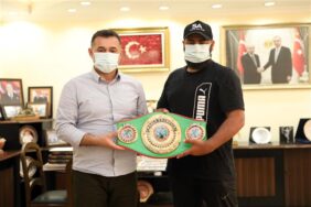 DÜNYA ŞAMPİYONU BOKSÖR ALTIN KEMERİ BAŞKAN YÜCEL’E GETİRDİ