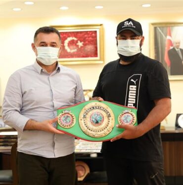DÜNYA ŞAMPİYONU BOKSÖR ALTIN KEMERİ BAŞKAN YÜCEL’E GETİRDİ
