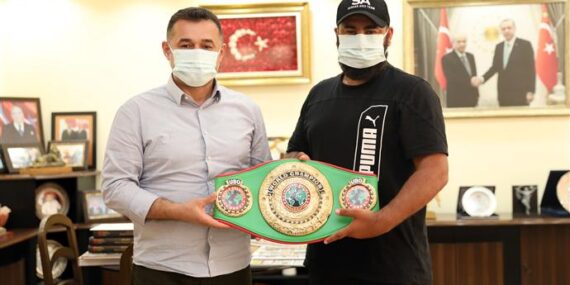 DÜNYA ŞAMPİYONU BOKSÖR ALTIN KEMERİ BAŞKAN YÜCEL’E GETİRDİ