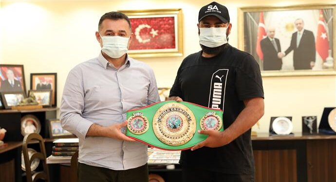 DÜNYA ŞAMPİYONU BOKSÖR ALTIN KEMERİ BAŞKAN YÜCEL’E GETİRDİ