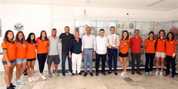 HOKEY TAKIMI KUPASIYLA BAŞKAN YÜCEL’İ ZİYARET ETTİ