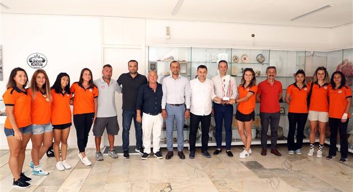 HOKEY TAKIMI KUPASIYLA BAŞKAN YÜCEL’İ ZİYARET ETTİ