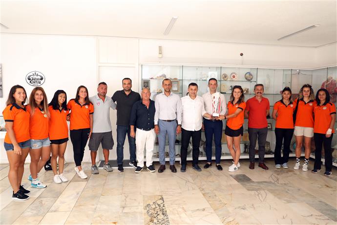 HOKEY TAKIMI KUPASIYLA BAŞKAN YÜCEL’İ ZİYARET ETTİ