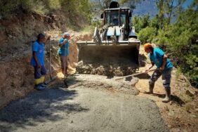 TÜRKTAŞ VE DİM UZUNÖZ MAHALLESİ’NDE BETON YOL ÇALIŞMASI DEVAM EDİYOR