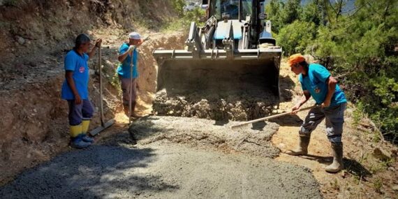 TÜRKTAŞ VE DİM UZUNÖZ MAHALLESİ’NDE BETON YOL ÇALIŞMASI DEVAM EDİYOR