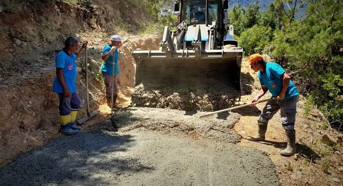 TÜRKTAŞ VE DİM UZUNÖZ MAHALLESİ’NDE BETON YOL ÇALIŞMASI DEVAM EDİYOR