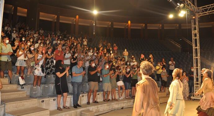 ALANYA BELEDİYE TİYATROSU AÇIK HAVA OYUNLARI DEVAM EDİYOR
