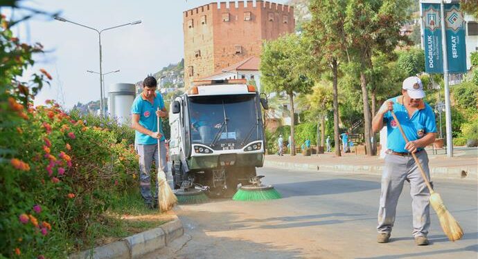 ALANYA BELEDİYESİ KENT GENELİNDE 7/24 TEMİZLİĞE DEVAM EDİYOR