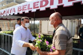 ALANYA BELEDİYESİ KURBAN BAYRAMINDA ÜCRETSİZ 61 BİN ÇİÇEK DAĞITACAK