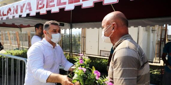 ALANYA BELEDİYESİ KURBAN BAYRAMINDA ÜCRETSİZ 61 BİN ÇİÇEK DAĞITACAK