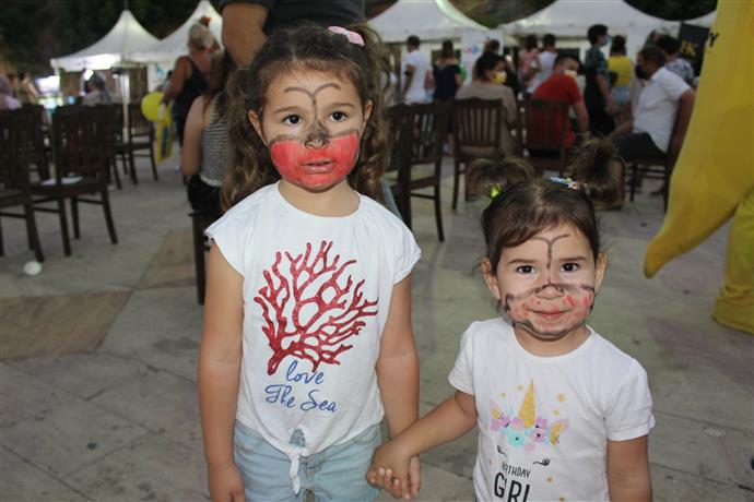 BAŞKAN YÜCEL ÇOCUKLARA YAMAN VE BAL’I HEDİYE ETTİ