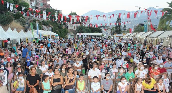 ÇOCUK FESTİVALİ BİLGİLENDİRMEYE VE EĞLENDİRMEYE DEVAM EDİYOR