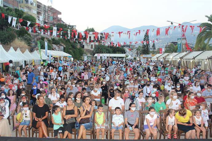 ÇOCUK FESTİVALİ BİLGİLENDİRMEYE VE EĞLENDİRMEYE DEVAM EDİYOR