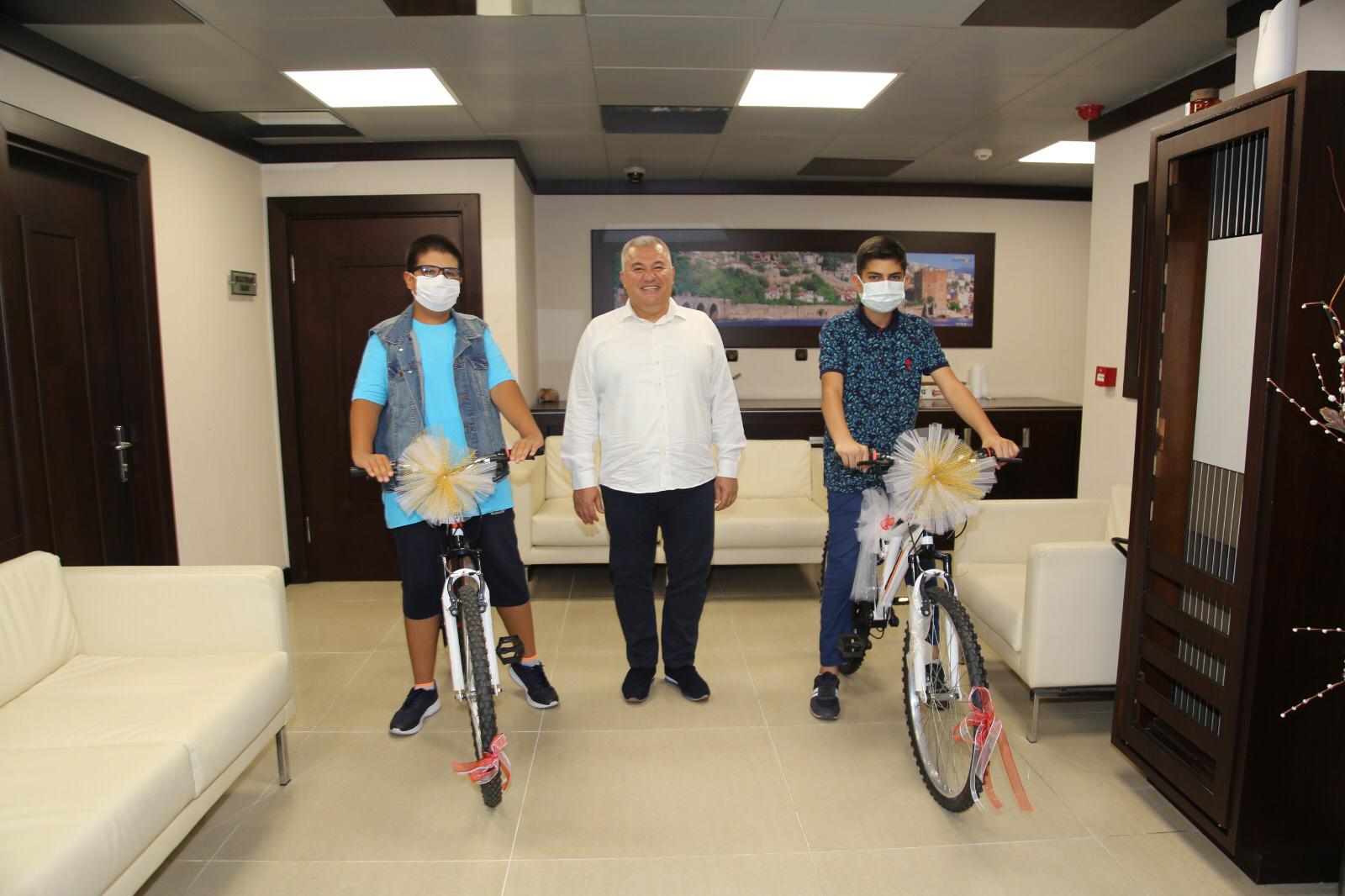 BAŞKAN ŞAHİN, BAŞARILI ÖĞRENCİLERİ BİSİKLET İLE ÖDÜLLENDİRDİ