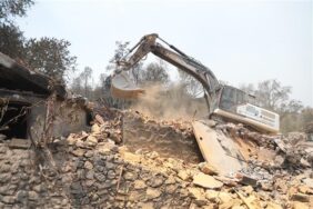 ALANYA BELEDİYESİ, BAYIR MAHALLESİ’NDE YANGINDAN ZARAR GÖREN EVLERİN YENİLENMESİ İÇİN HAFRİYAT ÇALIŞMASINA BAŞLADI