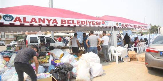 ALANYA BELEDİYESİ, YANGIN BÖLGELERİNE TEMEL İHTİYAÇ MALZEMELERİNİ ULAŞTIRMAYA DEVAM EDİYOR