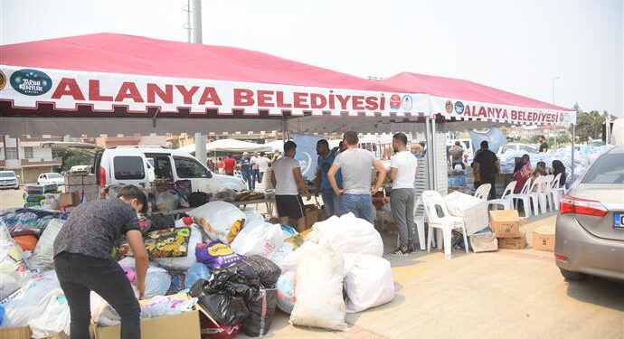 ALANYA BELEDİYESİ, YANGIN BÖLGELERİNE TEMEL İHTİYAÇ MALZEMELERİNİ ULAŞTIRMAYA DEVAM EDİYOR