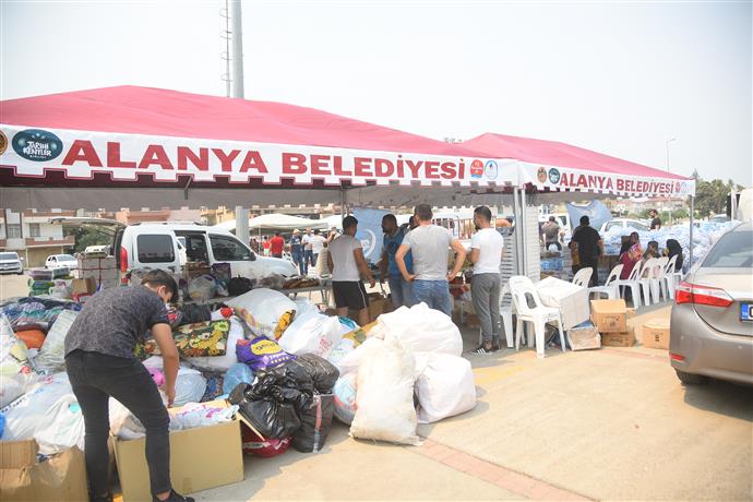 ALANYA BELEDİYESİ, YANGIN BÖLGELERİNE TEMEL İHTİYAÇ MALZEMELERİNİ ULAŞTIRMAYA DEVAM EDİYOR