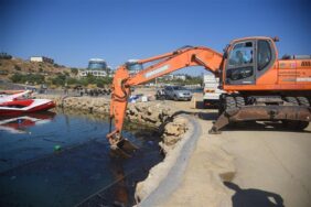 YANAN TUR TEKNELERİNİN ATIKLARI ALANYA BELEDİYESİ TARAFINDAN TEMİZLENİYOR