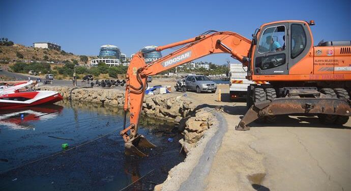 YANAN TUR TEKNELERİNİN ATIKLARI ALANYA BELEDİYESİ TARAFINDAN TEMİZLENİYOR