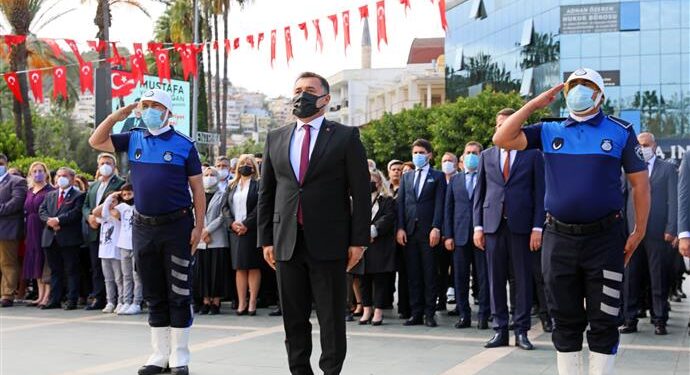 ALANYA’DA CUMHURİYETİN 98. YIL COŞKUSU ÇELENK SUNMA TÖRENİ İLE BAŞLADI