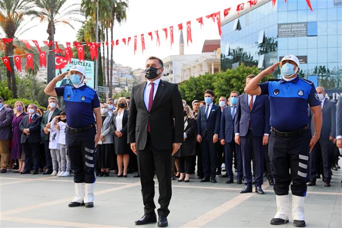 ALANYA’DA CUMHURİYETİN 98. YIL COŞKUSU ÇELENK SUNMA TÖRENİ İLE BAŞLADI