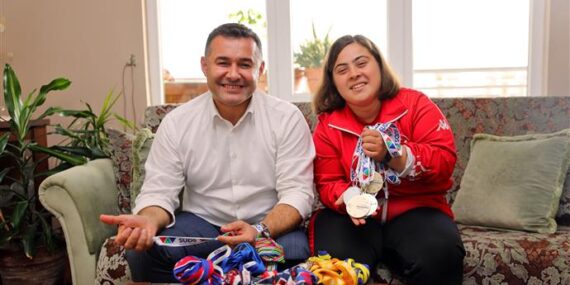 BAŞKAN YÜCEL ŞAMPİYON DİLARA’YI EVİNDE ZİYARET ETTİ