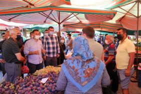 BAŞKAN YÜCEL SON KEZ KURULAN CUMA PAZARI’NDA ESNAF VE VATANDAŞI BİLGİLENDİRDİ