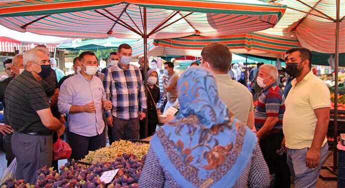 BAŞKAN YÜCEL SON KEZ KURULAN CUMA PAZARI’NDA ESNAF VE VATANDAŞI BİLGİLENDİRDİ