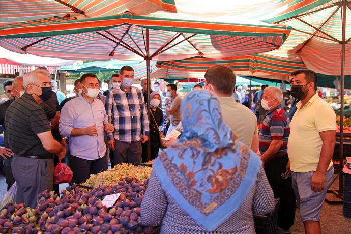 BAŞKAN YÜCEL SON KEZ KURULAN CUMA PAZARI’NDA ESNAF VE VATANDAŞI BİLGİLENDİRDİ