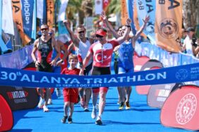 ULUSLARARASI TRIATLON YARIŞINDA 30. YILA ÖZEL NOSTALJİ YARIŞI YAPILDI