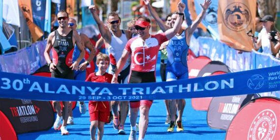 ULUSLARARASI TRIATLON YARIŞINDA 30. YILA ÖZEL NOSTALJİ YARIŞI YAPILDI