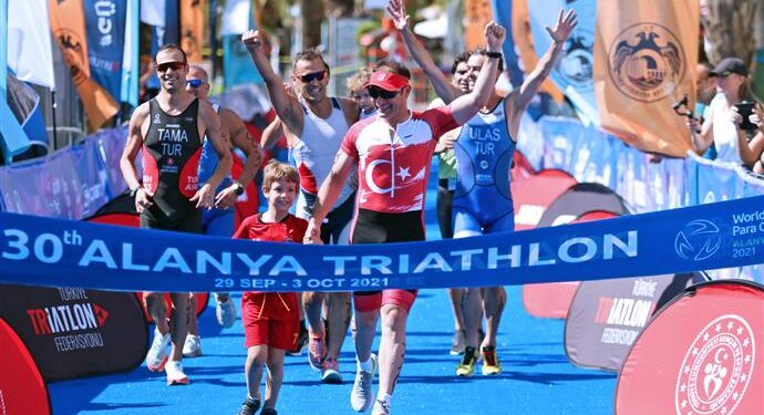 ULUSLARARASI TRIATLON YARIŞINDA 30. YILA ÖZEL NOSTALJİ YARIŞI YAPILDI