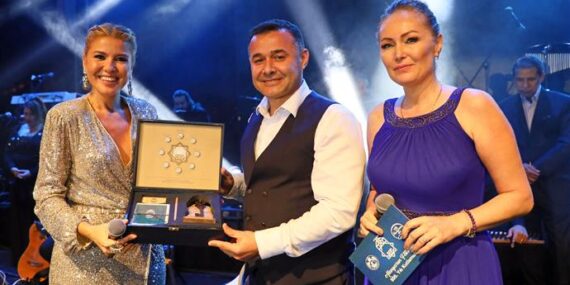 800. YIL COŞKUSU GÜLBEN ERGEN ŞARKILARIYLA TAÇLANDI