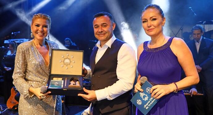 800. YIL COŞKUSU GÜLBEN ERGEN ŞARKILARIYLA TAÇLANDI