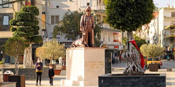 ALANYA’NIN FETHİNİN 800. YILINDA KAYGUSUZ ABDAL HEYKELİ HACET MEYDANINA YERLEŞTİRİLDİ