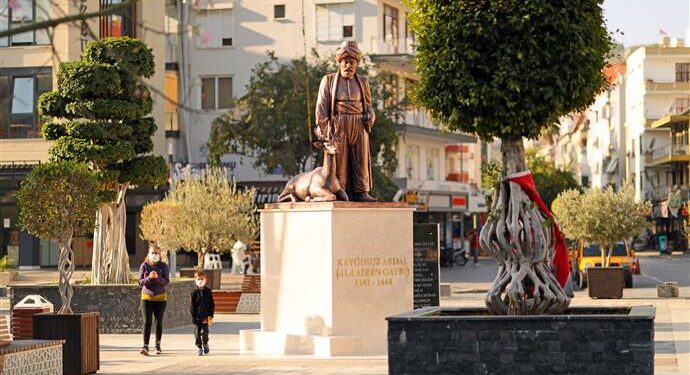 ALANYA’NIN FETHİNİN 800. YILINDA KAYGUSUZ ABDAL HEYKELİ HACET MEYDANINA YERLEŞTİRİLDİ