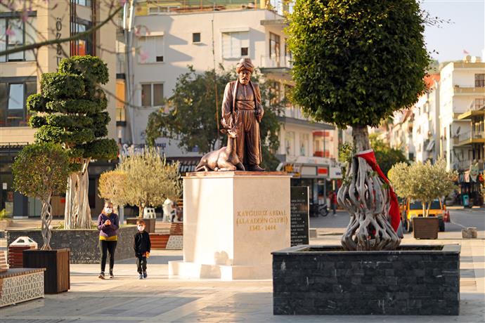 ALANYA’NIN FETHİNİN 800. YILINDA KAYGUSUZ ABDAL HEYKELİ HACET MEYDANINA YERLEŞTİRİLDİ
