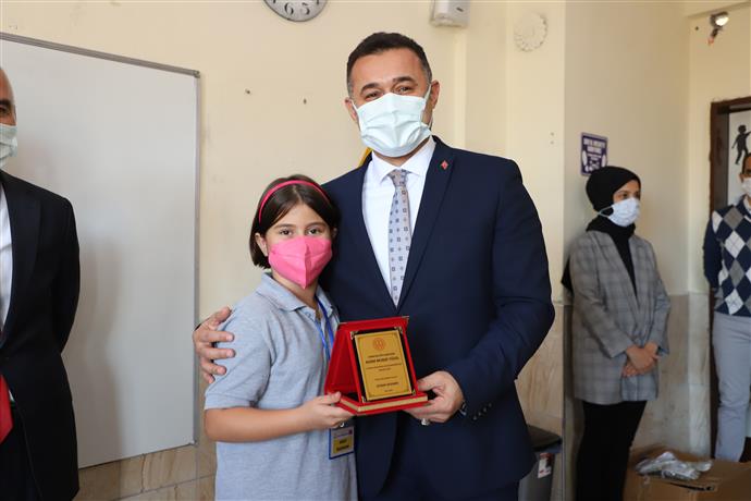 BAŞKAN YÜCEL SINIF BAŞKANI ZEYNEP’İN SEÇİM VAADİNİ YERİNE GETİRDİ