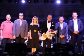 BAŞKAN YÜCEL’DEN SAĞLIKÇILARA CENK EREN KONSERİ