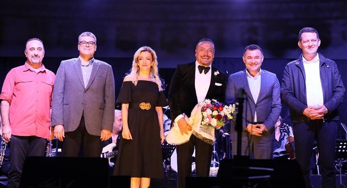 BAŞKAN YÜCEL’DEN SAĞLIKÇILARA CENK EREN KONSERİ