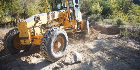 BATI MAHALLLERİNDE HUMMALI ÇALIŞMA YENİCE’YE YENİ YOL, KONAKLI’YA KALDIRIM