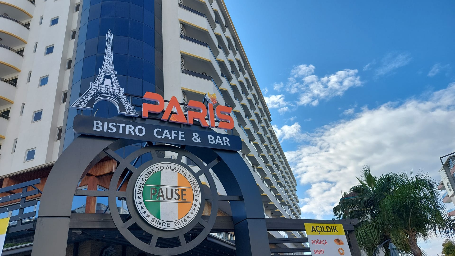 Paris Bistro Cafe & Bar Hizmete girdi