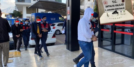 Mahmutlar’da jandarmadan fuhuş baskını!