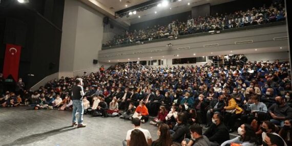 İZGÖREN: “SANATI VE EDEBİYATI HAYATIMIZA KATMALIYIZ”
