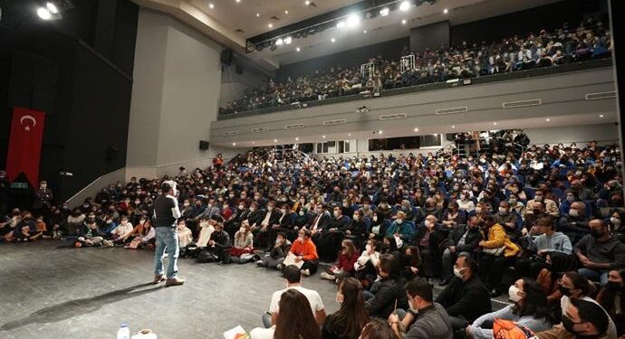 İZGÖREN: “SANATI VE EDEBİYATI HAYATIMIZA KATMALIYIZ”