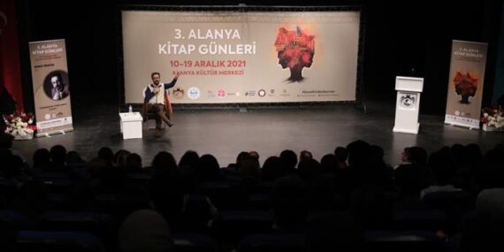 “ROMAN HAYATA BAŞKA AÇILARDAN BAKMAYI ÖĞRETİR”