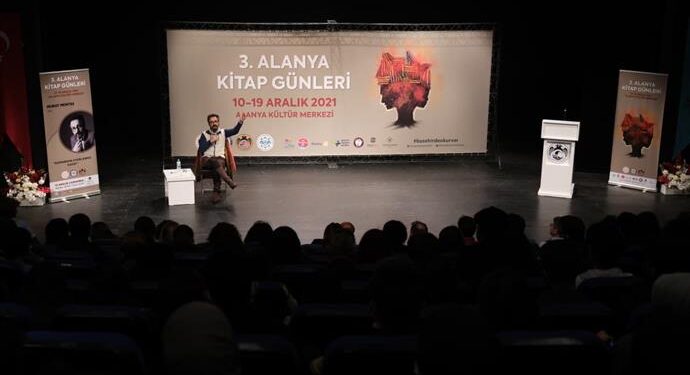 “ROMAN HAYATA BAŞKA AÇILARDAN BAKMAYI ÖĞRETİR”