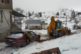 YAYLA YOLLARINDA MAHSUR KALAN VATANDAŞLARIN YARDIMINA ALANYA BELEDİYESİ EKİPLERİ YETİŞTİ