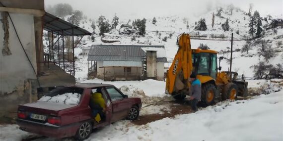 YAYLA YOLLARINDA MAHSUR KALAN VATANDAŞLARIN YARDIMINA ALANYA BELEDİYESİ EKİPLERİ YETİŞTİ